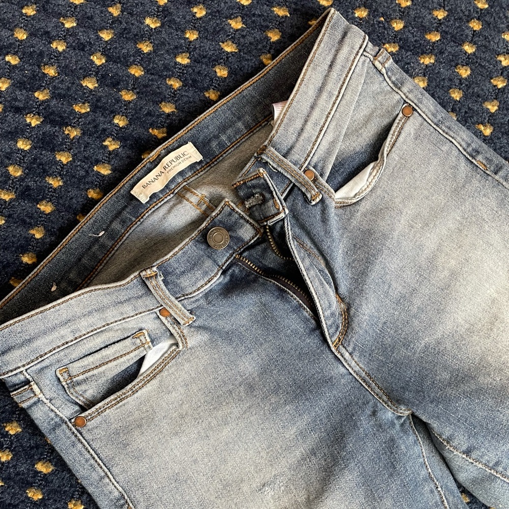 Light wash banana republic jeans, size 28